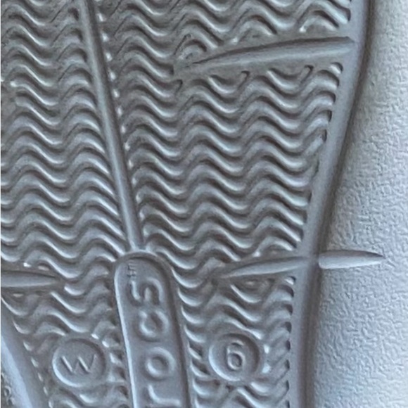 Crocs swiftwater sandals size 6. - Picture 10 of 10